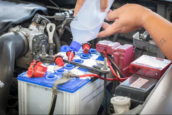 Что лучше доливать в аккумулятор: воду или электролит?