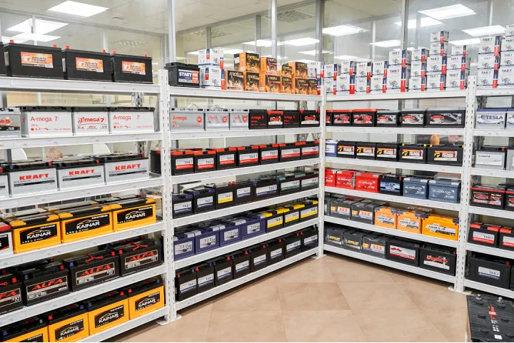 Какой аккумулятор выбрать: обслуживаемый или необслуживаемый?