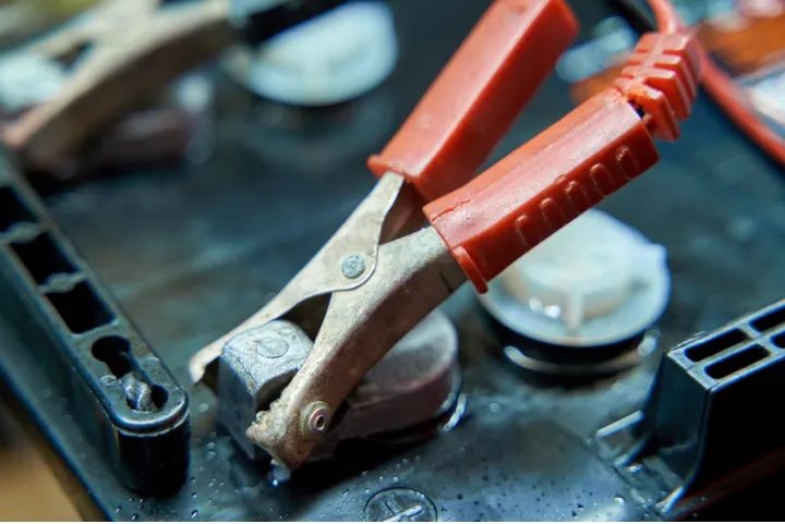 Почему аккумулятор не держит заряд? Основные причины